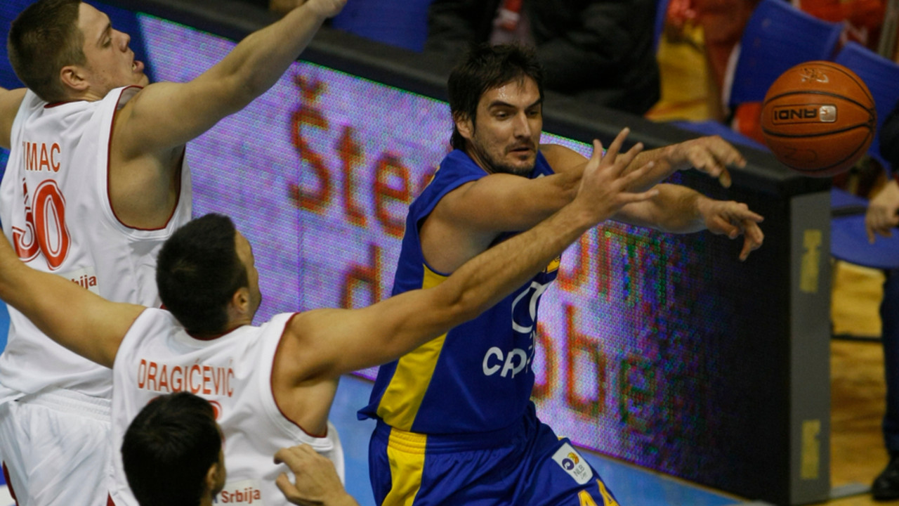 Damir Mulaomerović (plavi dres)