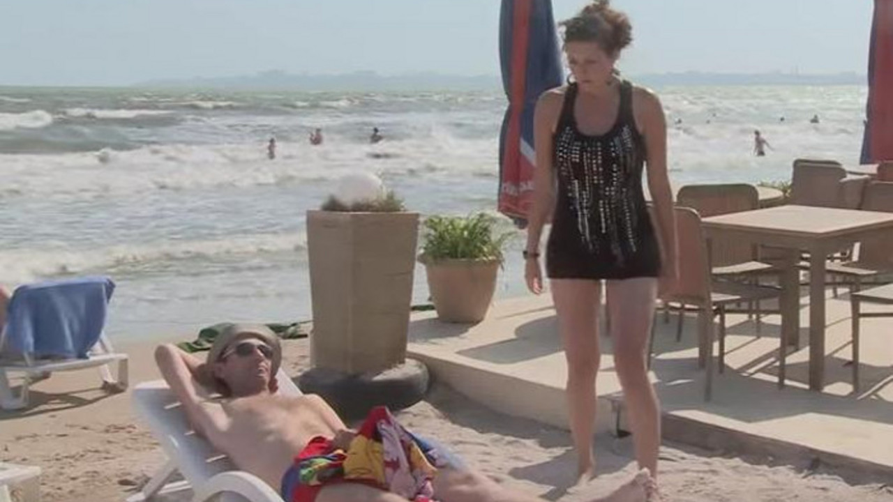 covek leži na plaži