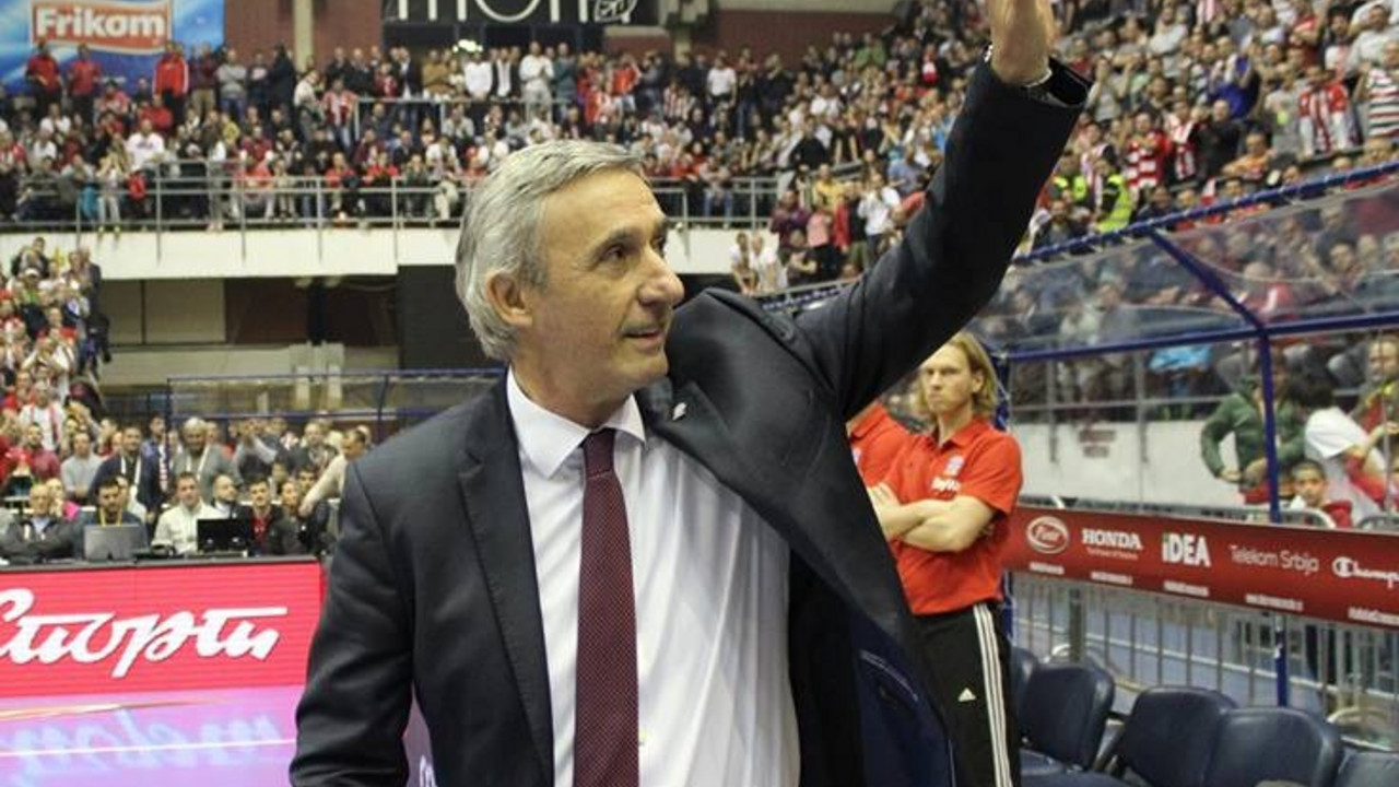 Svetislav Pešić pozdravlja navijače Zvezde