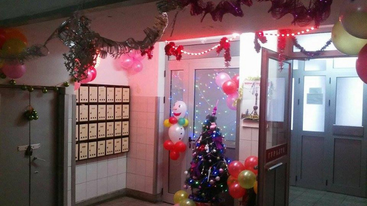 jelka u zgradi na Novom Beogradu