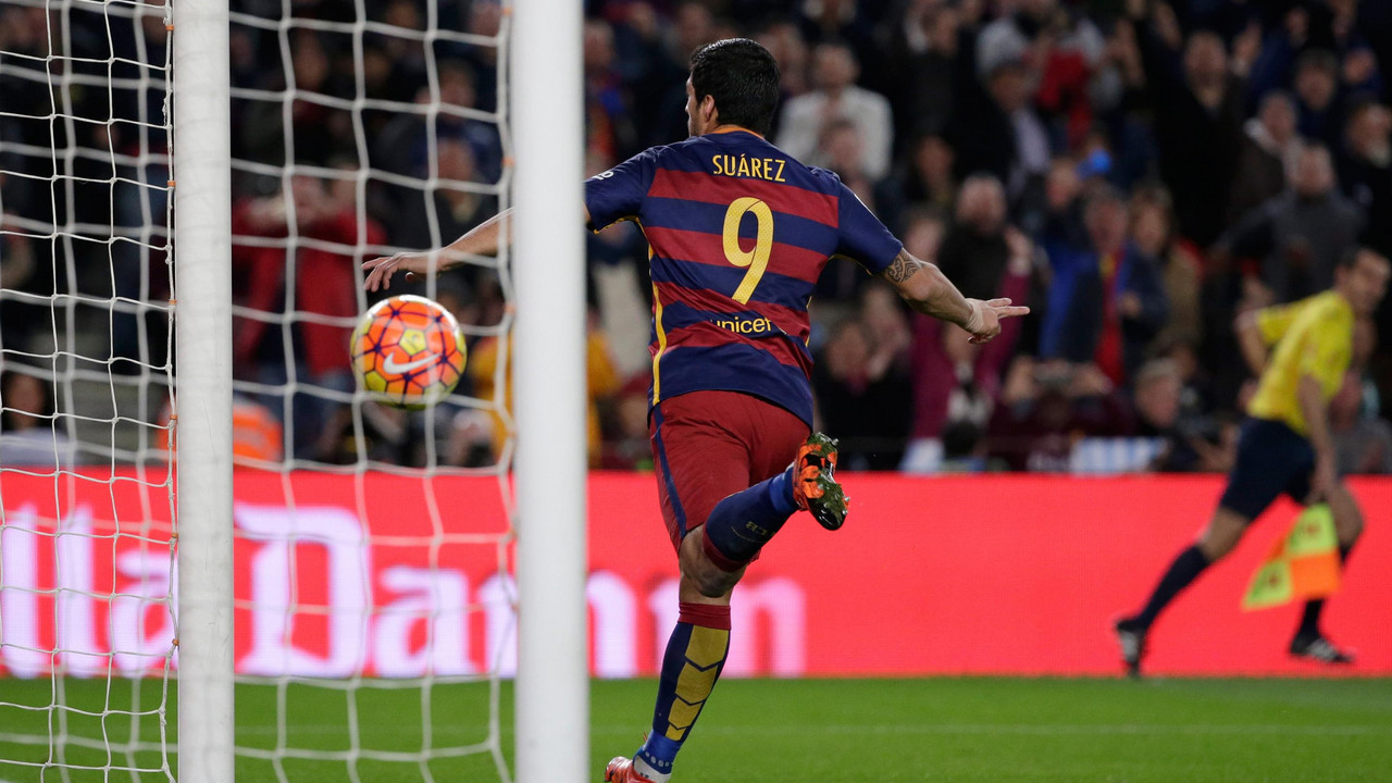 Luis Suarez postiže gol u meču Barselona - Betis