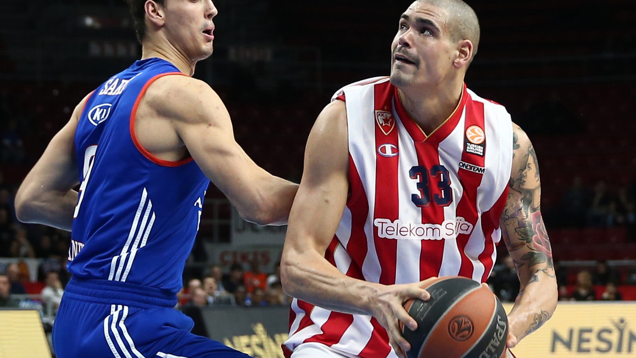 Dario Šarić i Maik Cirbes u duelu u meču Anadolu Efes - Crvena zvezda