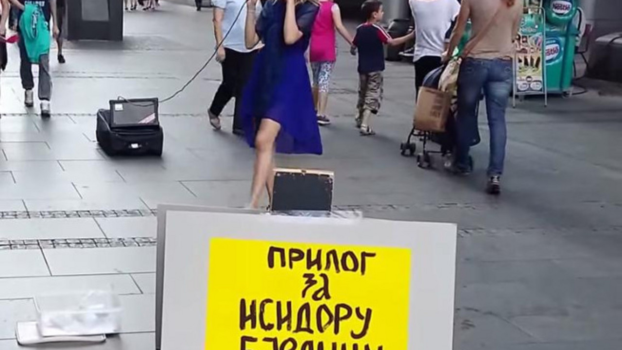 devojčica peva u Knez Mihailovoj