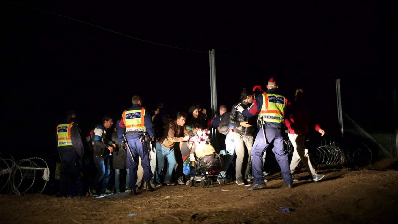 Migranti beže kroz rupu na mađarsko-srpskoj granici