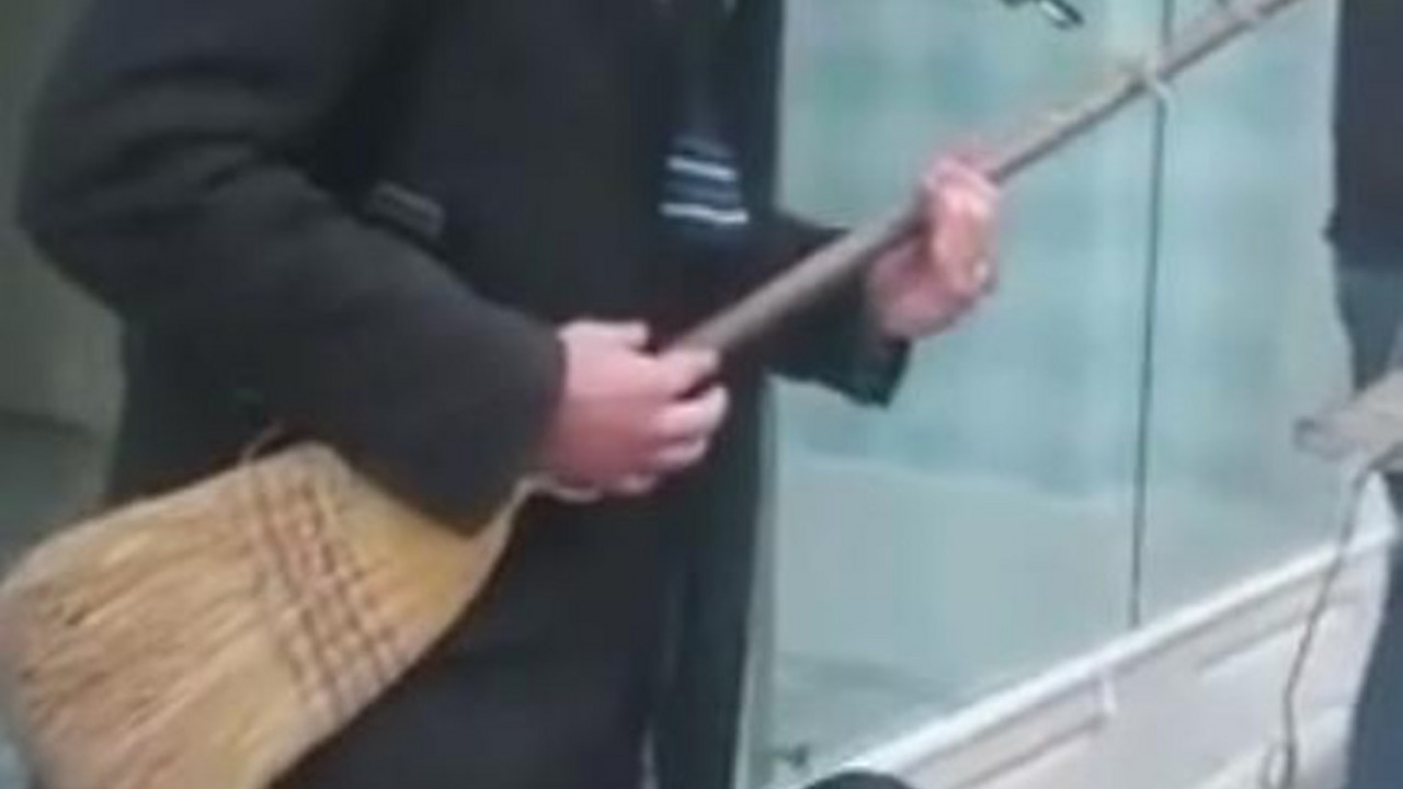 Metla i lopata umesto gitare i basa