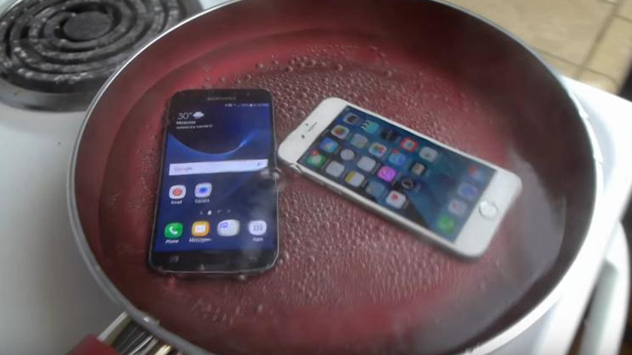 Samsung i Ajfon u vodi