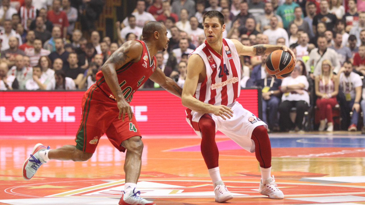 Stefan Jović, košarkaš Crvene zvezde na meču protiv Lokomotive