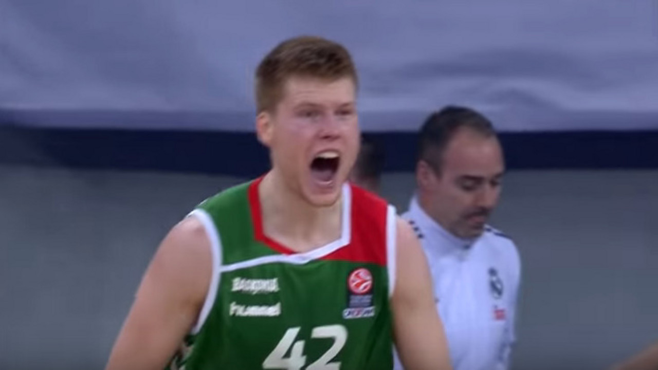 Košarkaš Laboral Kuće Davis Bertans proslavlja pobedonosni koš protiv Reala