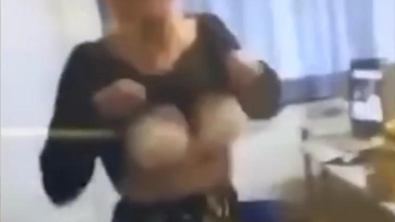 profesorka izvodi striptiz
