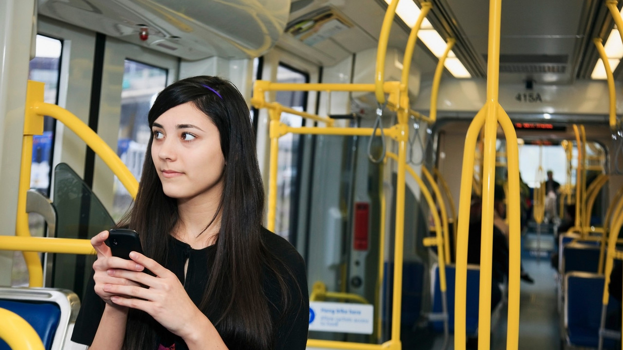 devojka u autobusu