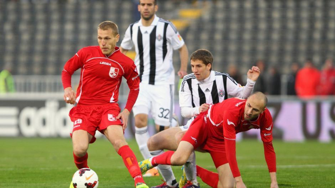 Fudbaler Radničkog Saša Marjanović (levo) na jednoj od utakmica sa Partizanom