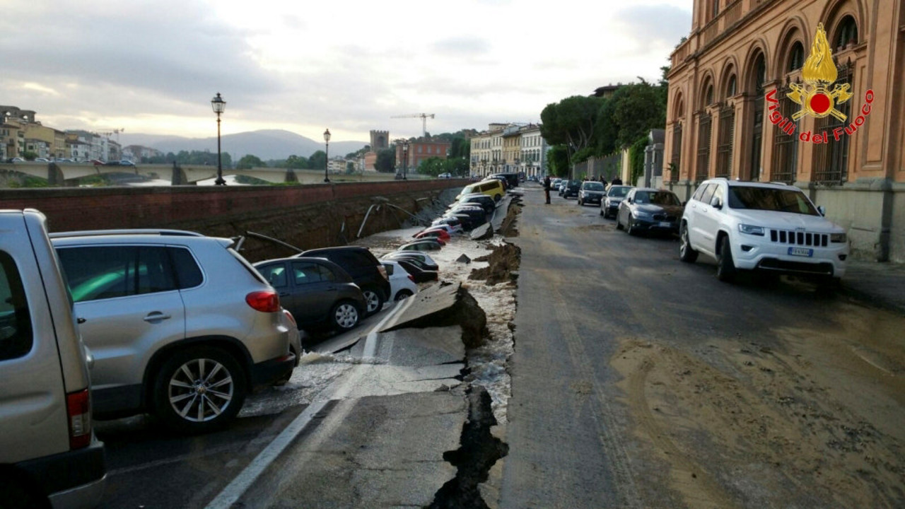 urušen trotoar u Firenci