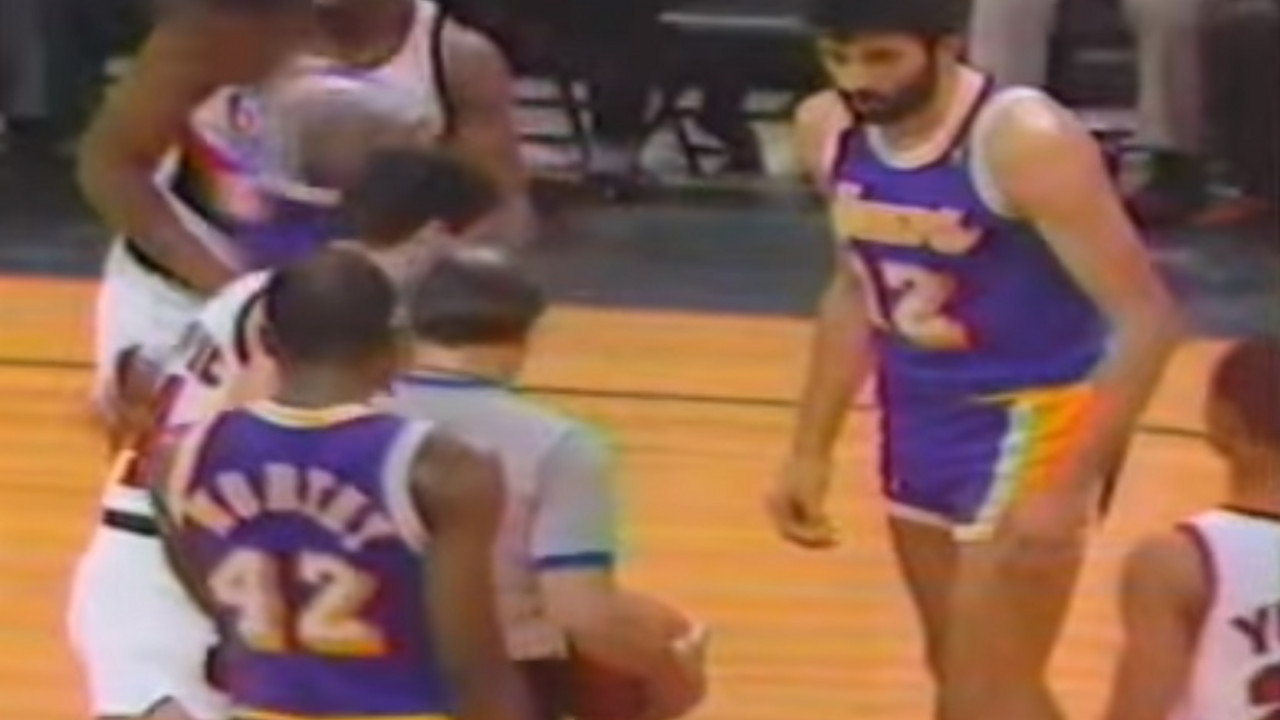 Dražen Petrović i Vlade Divac skaču za mrtvu loptu