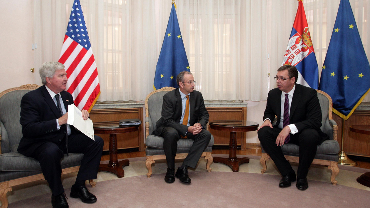 Aleksandar Vučić, Majkl Devenport, Kajl Skot 