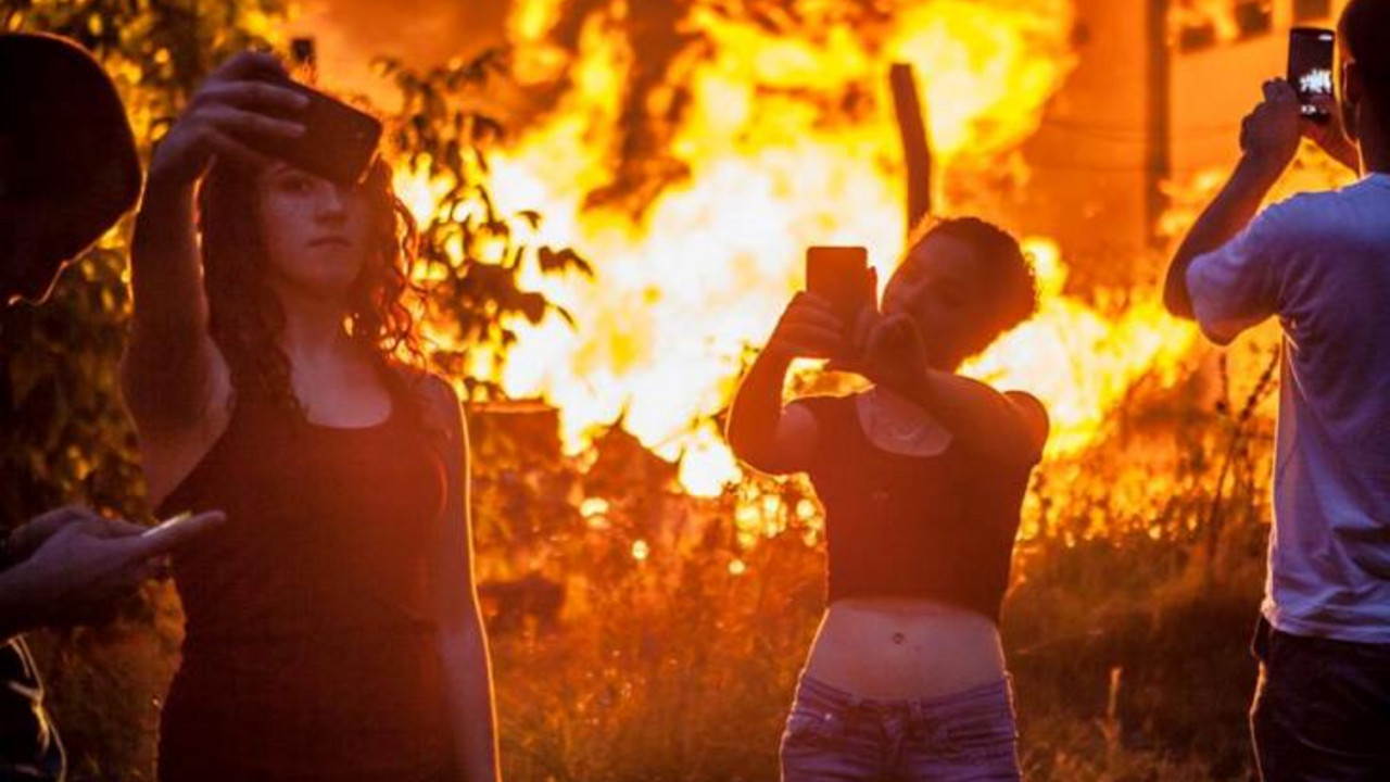 novosađanke prave selfi dok bukti požar