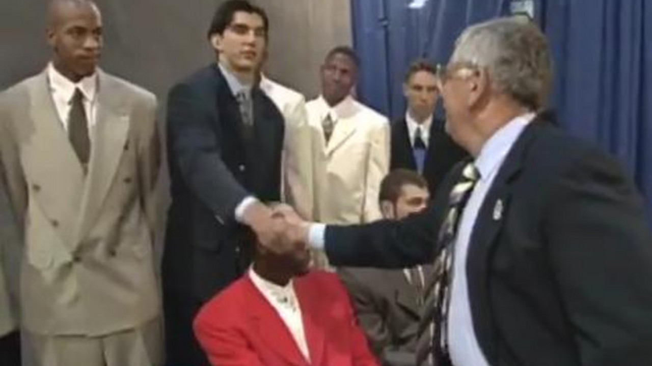 Predrag Stojaković i Dejvid Štern se rukuju na NBA draftu 1996. godine