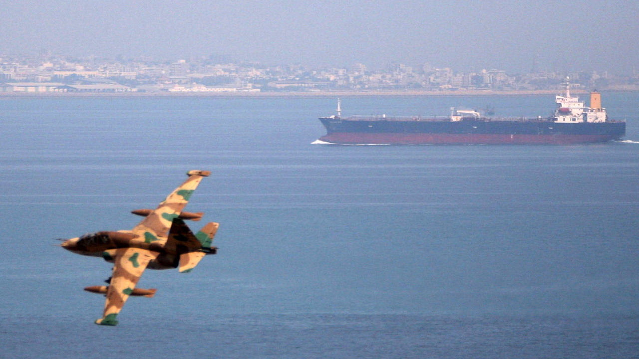 Borbeni avion nadleće tanker