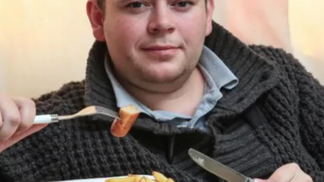 dečko jede