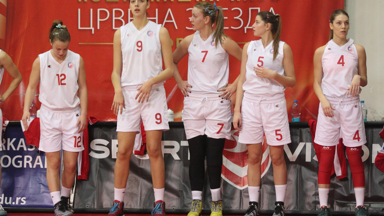 Nataša Kovačević i košarkašice ŽKK Crvena zvezda