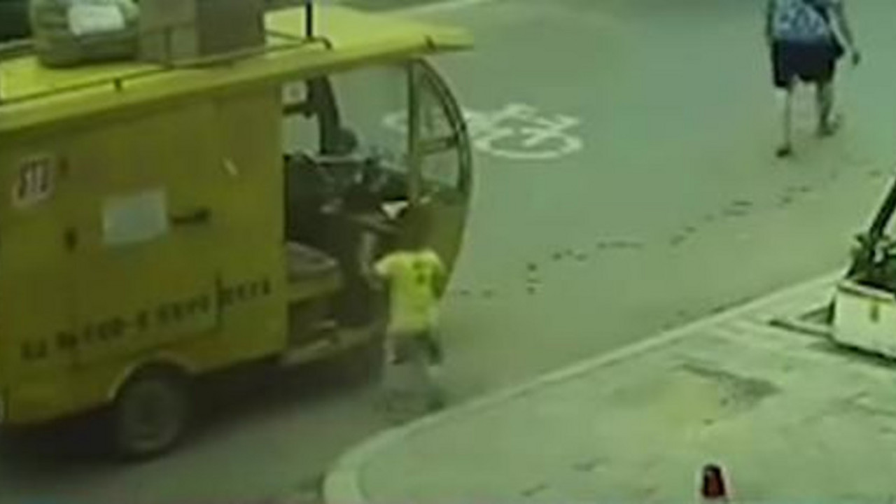 dečak ulazi u kombajn