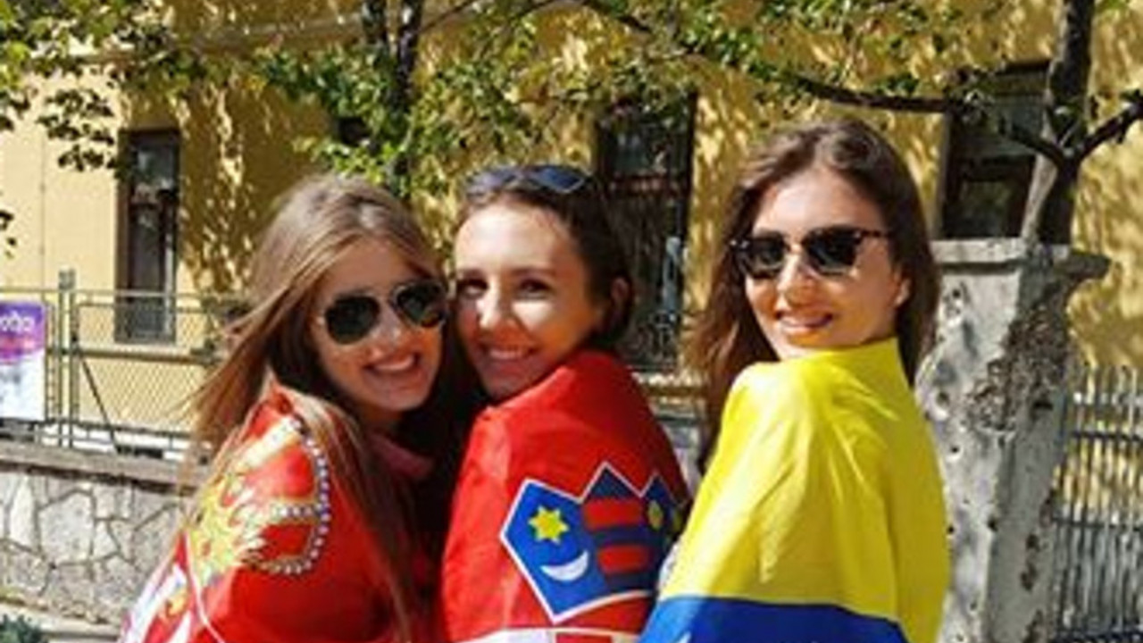 devojke sa zastavama