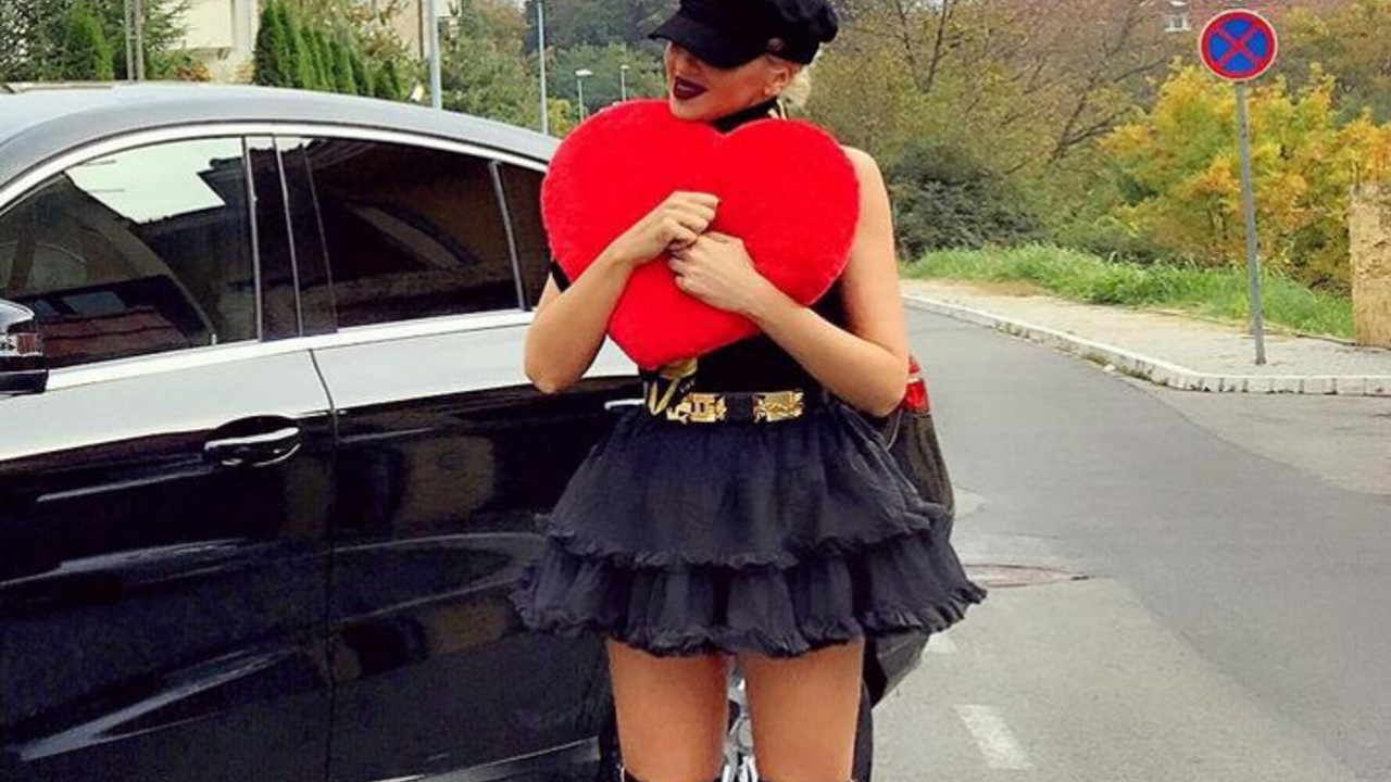 Jelena Karleuša ispred novog automobila