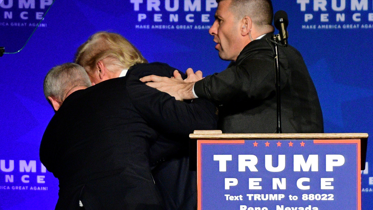 Obezbeđenje sklanja Donalda Trampa sa bine