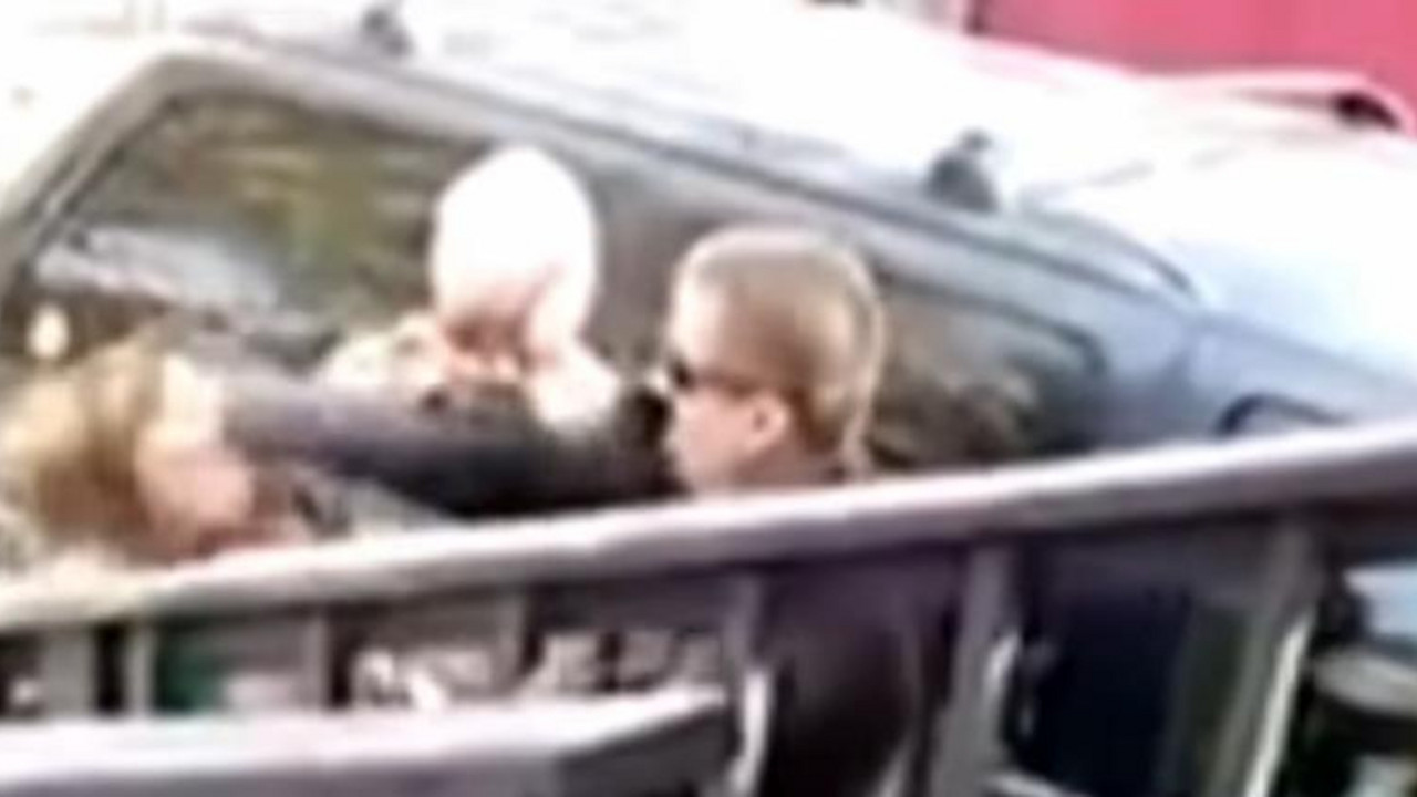 Policajac udara ženu