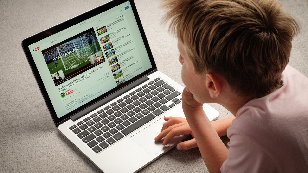Dečak gleda laptop