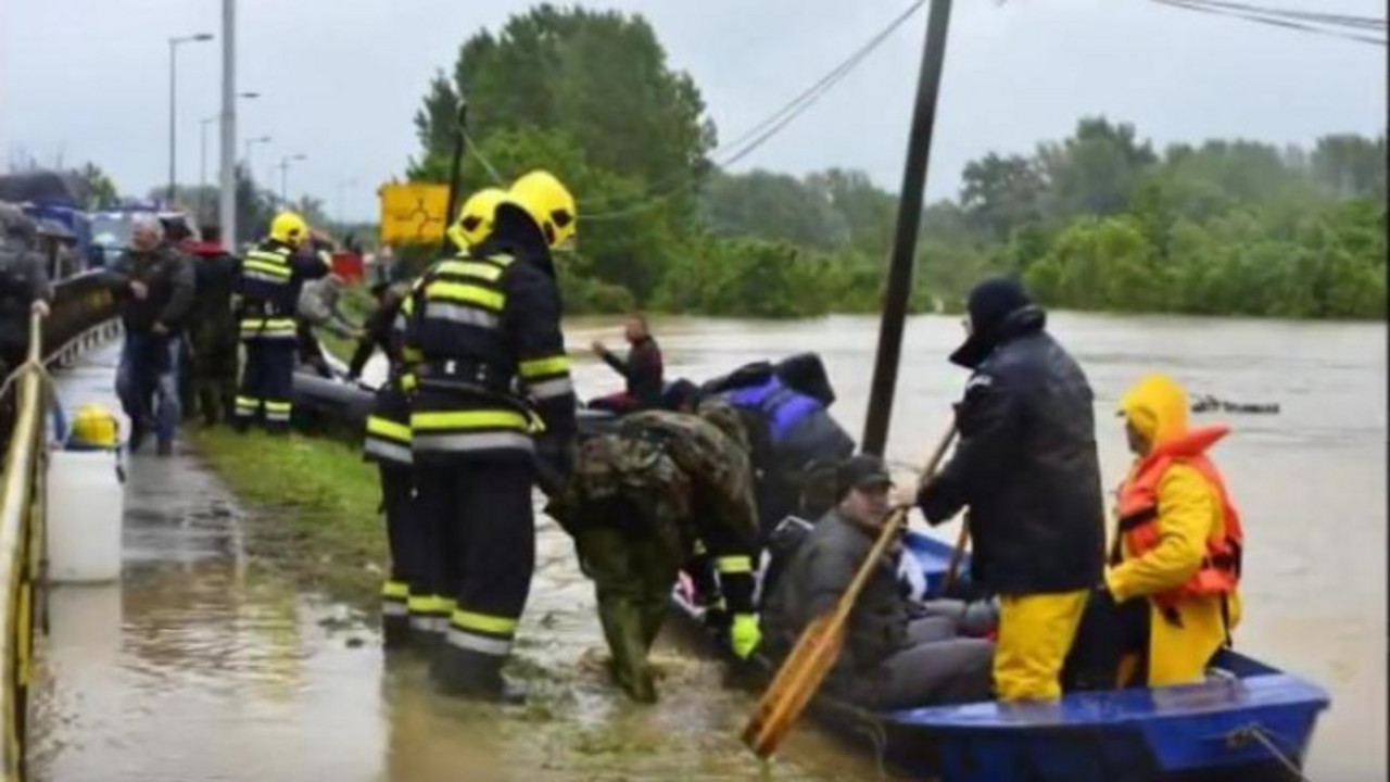vatrogasci spasavaju ljude u vreme majskih poplava