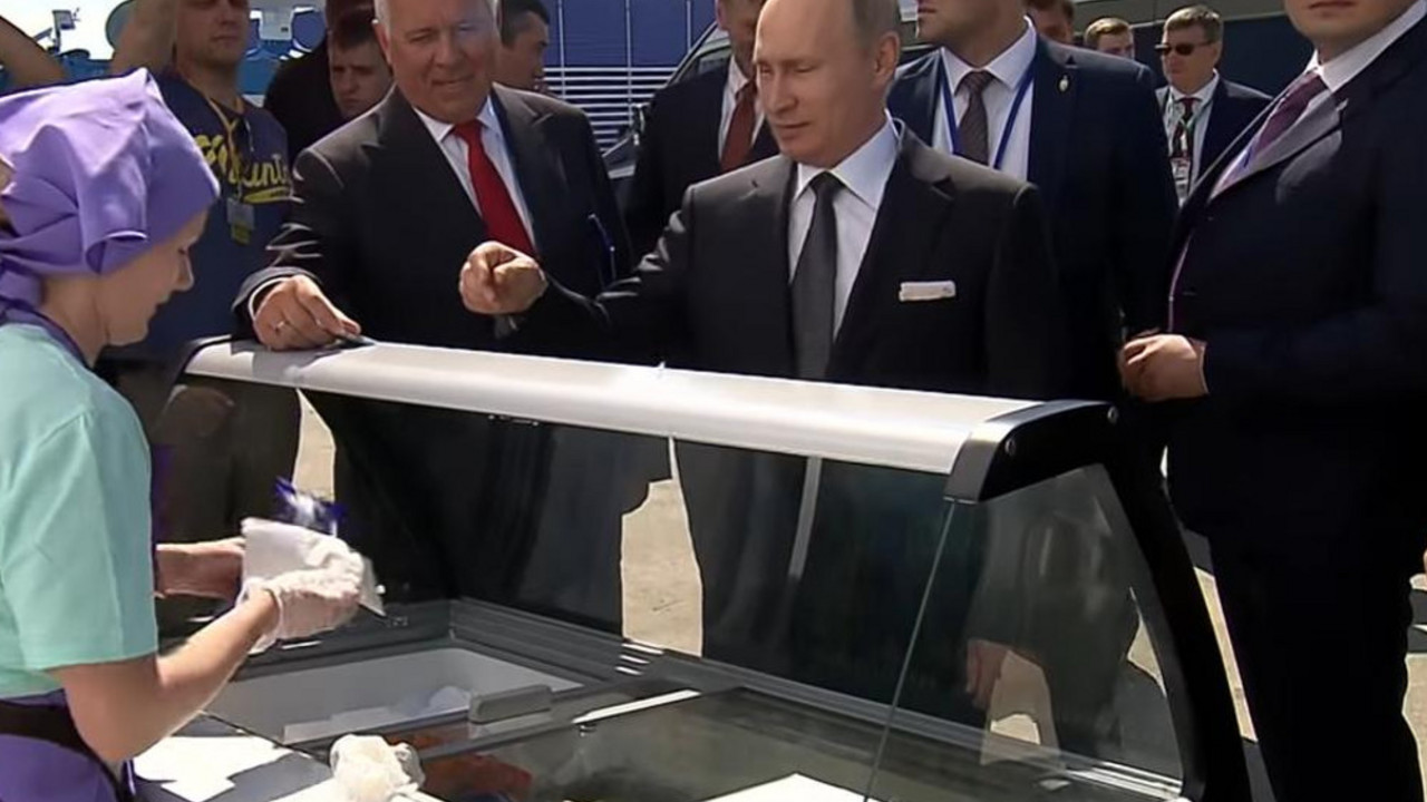 Vladimir Putin časti sladoledom ministre