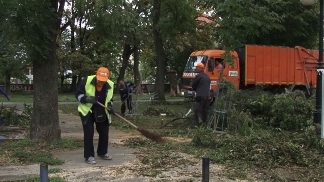 Radnici “Čistoće” vraćaju gradski park u život