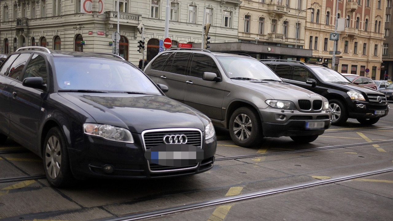 Automobili