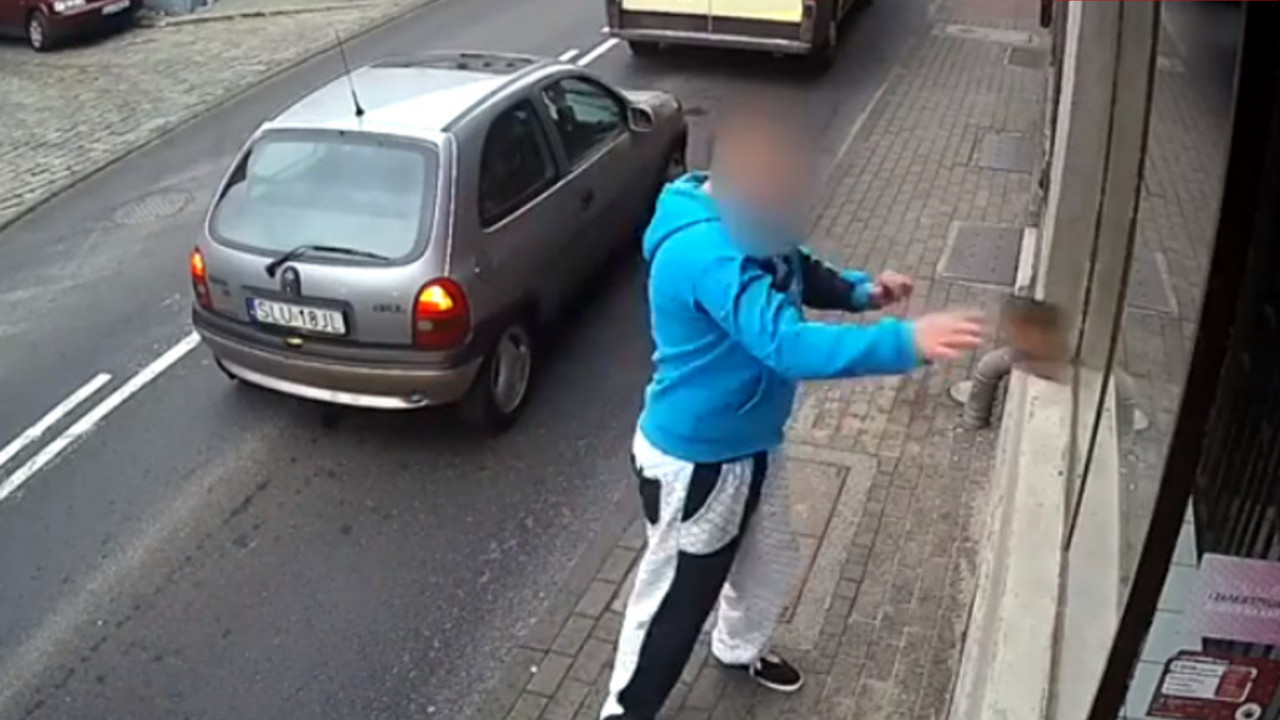 Vandal razbija izlog