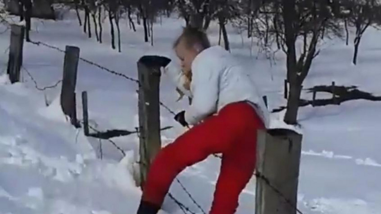 Devojka preskače žicu