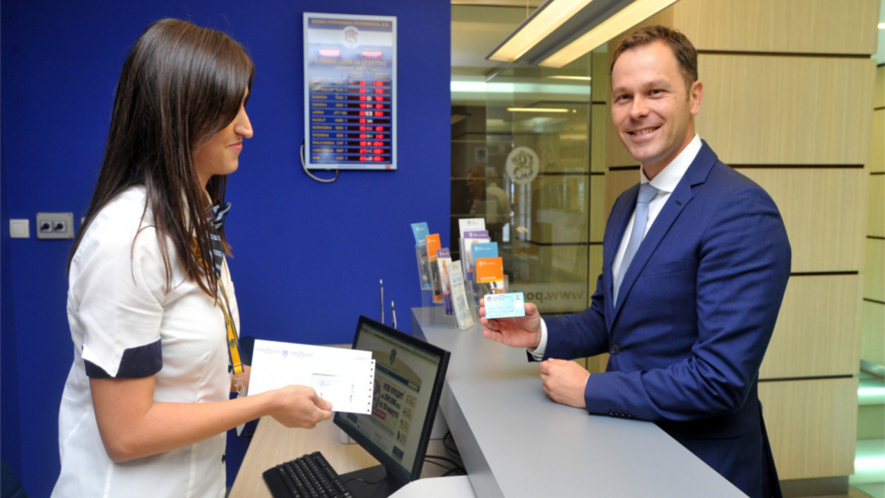 Ministar finansija Siniša Mali preuzeo srpsku Dina karticu
