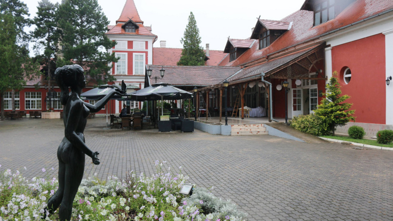 Dvorac Kaštel, Ečka