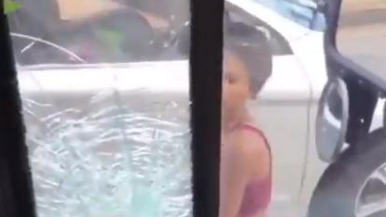 Besna žena razbija prozor na autobusu