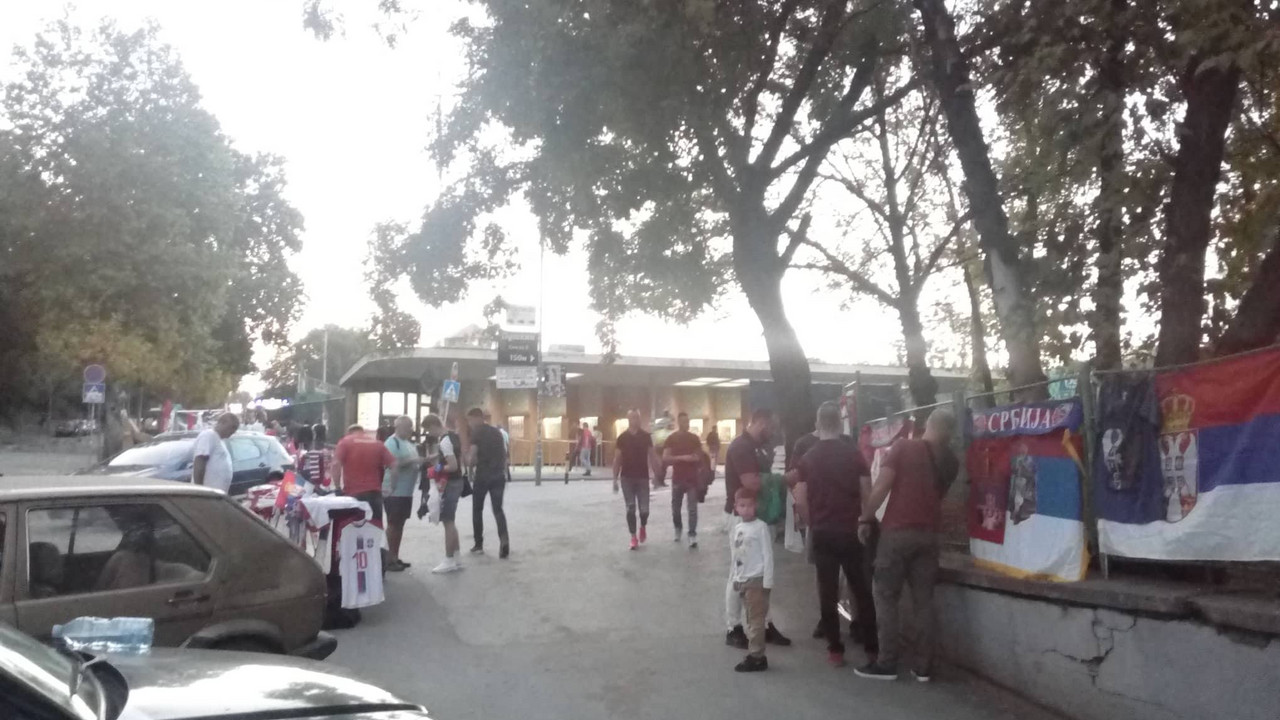 Atmsofera ispred stadiona u Humskoj