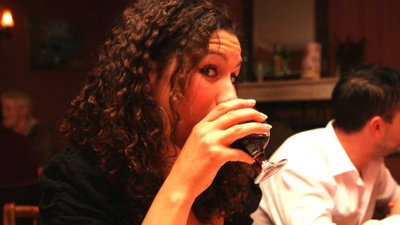 devojka, devojka pije, piće, vino, alkohol, pijana devojka