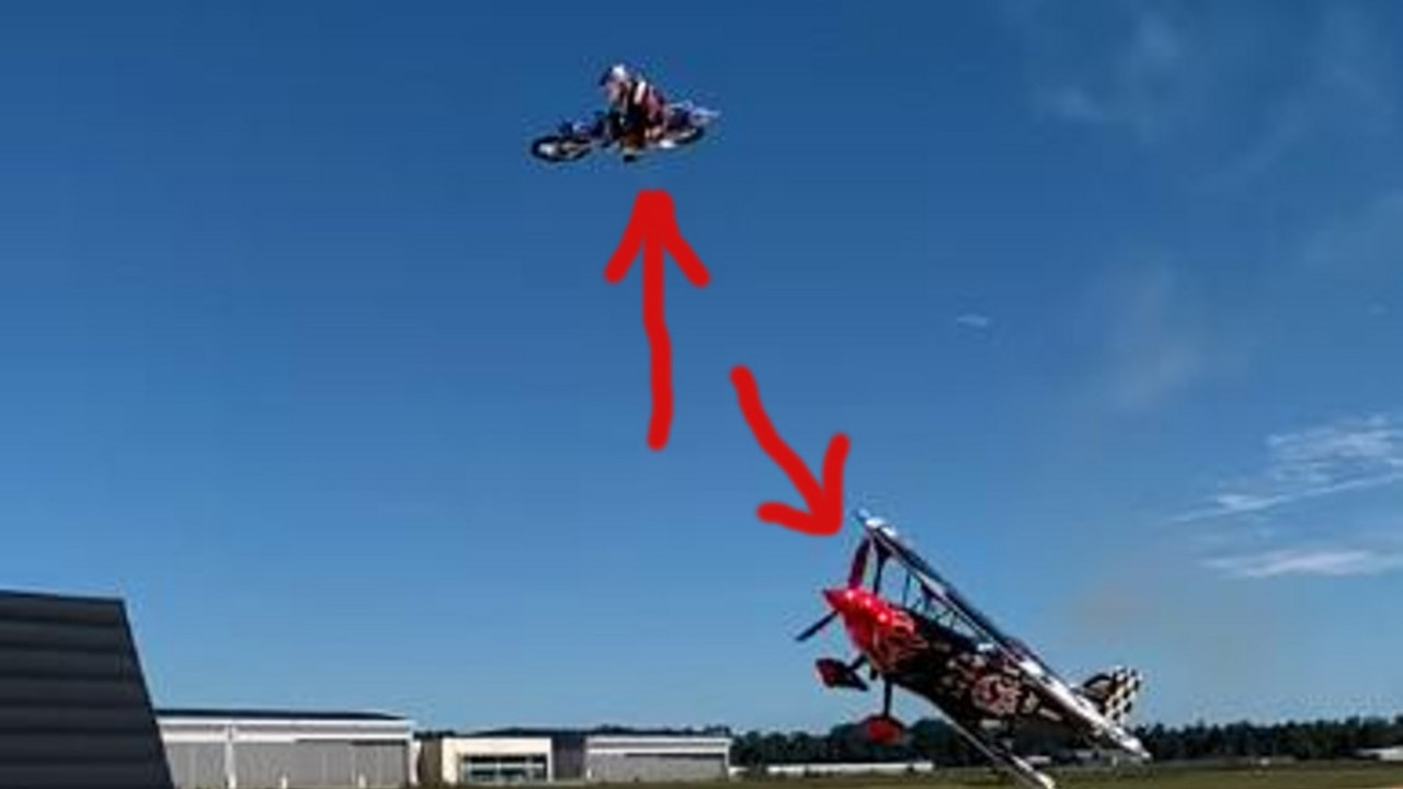 Motocikl preskače avion