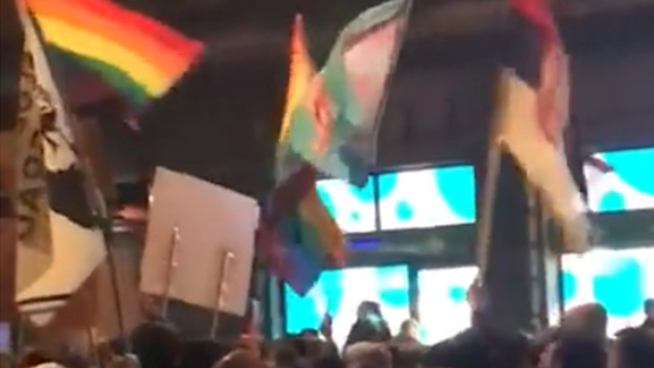Gej zastave na protestima