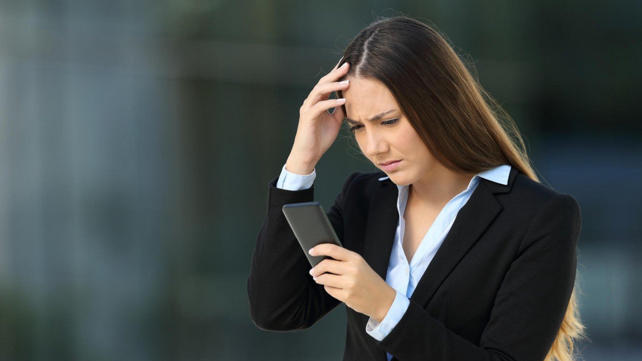 Devojka sa mobilnim telefonom