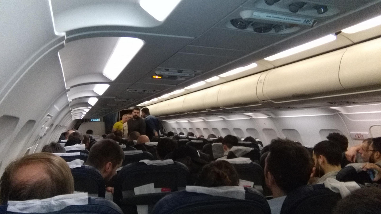 Partizanovi košarkaši u avionu