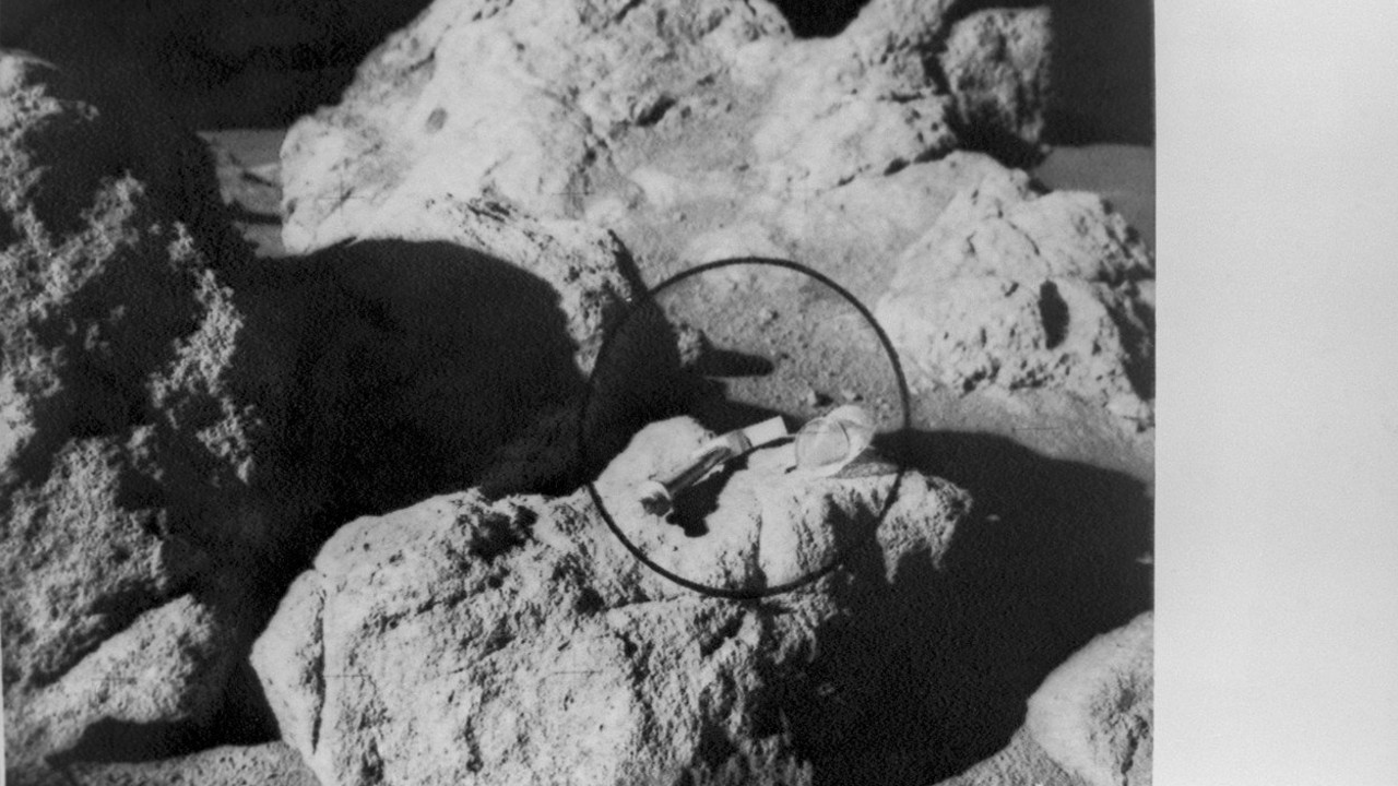 Kamen na Mesecu fotografisan od strane Alana Šeparda i Edgara Mičela tokom misije Apola 14
