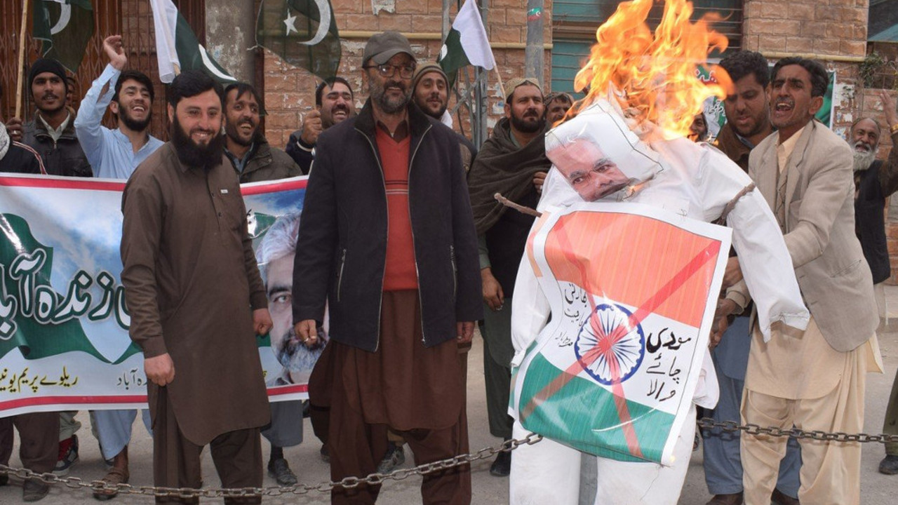 Paljenje slike premijera Indije na protestu u Pakistanu