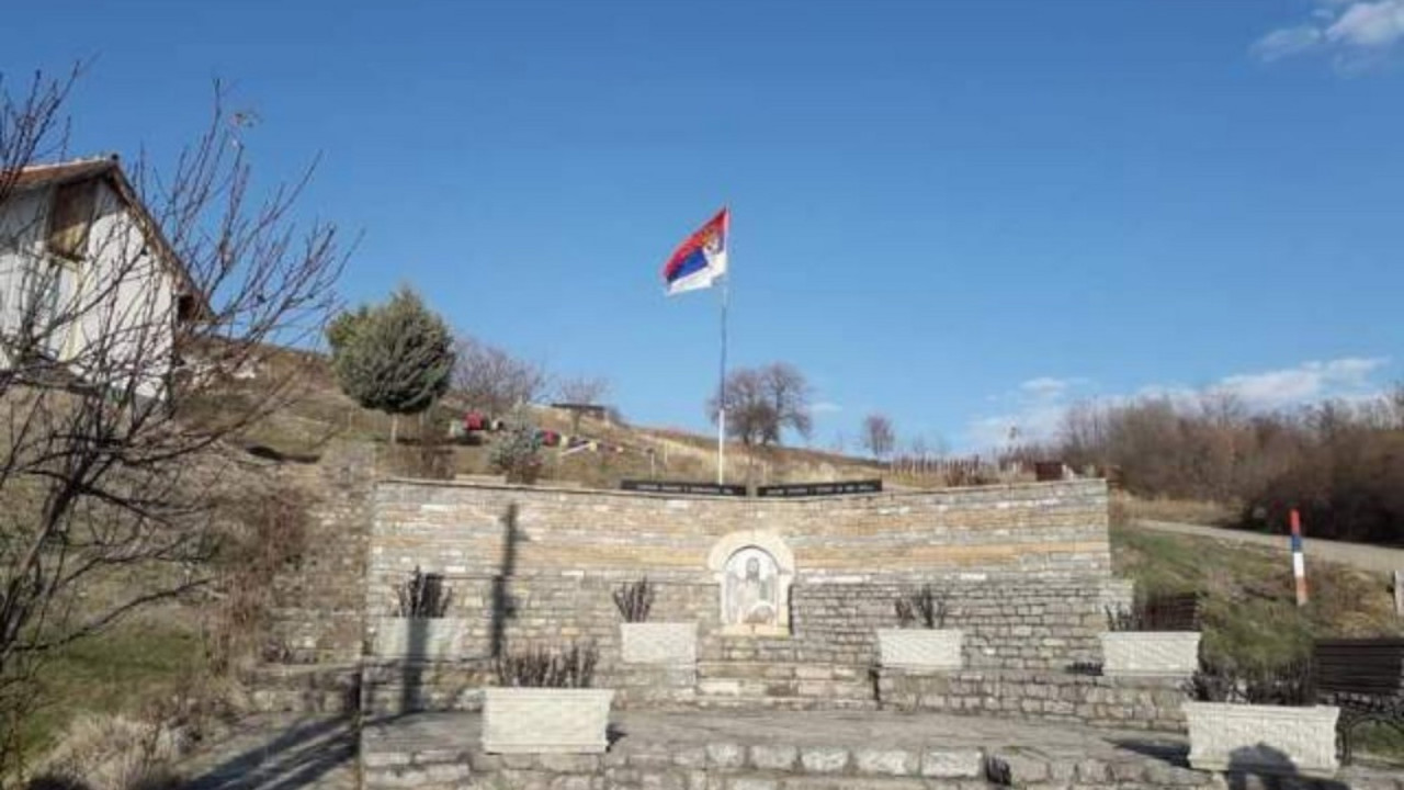 srpska zastava na spomeniku u Velikoj Hoči