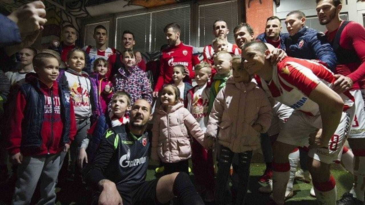 Fudbaleri Crvene zvezde sa najmlađim navijačima