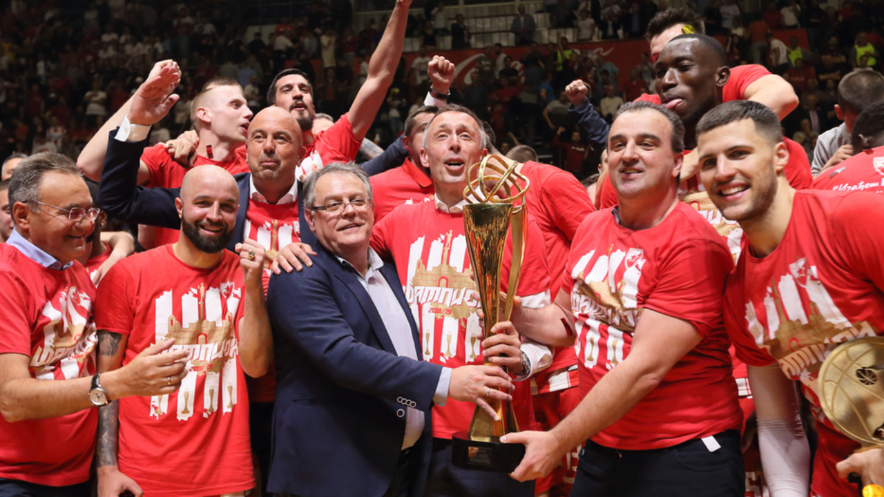 Nebojša Čović i igrači Zvezde