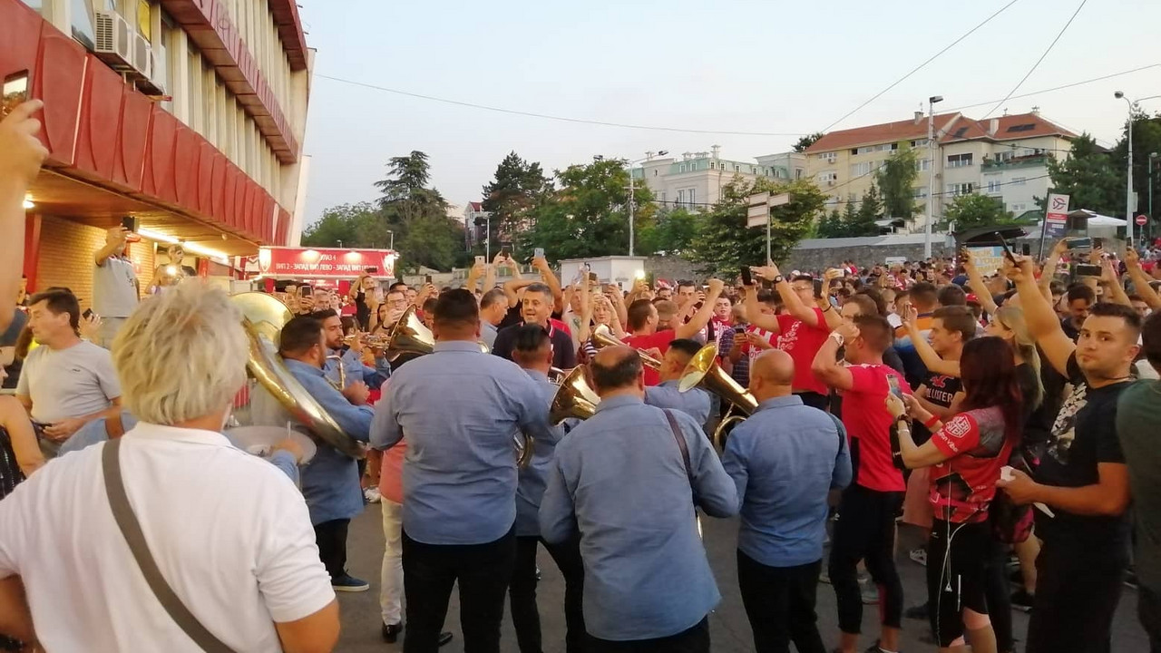 Trubači ispred Marakane